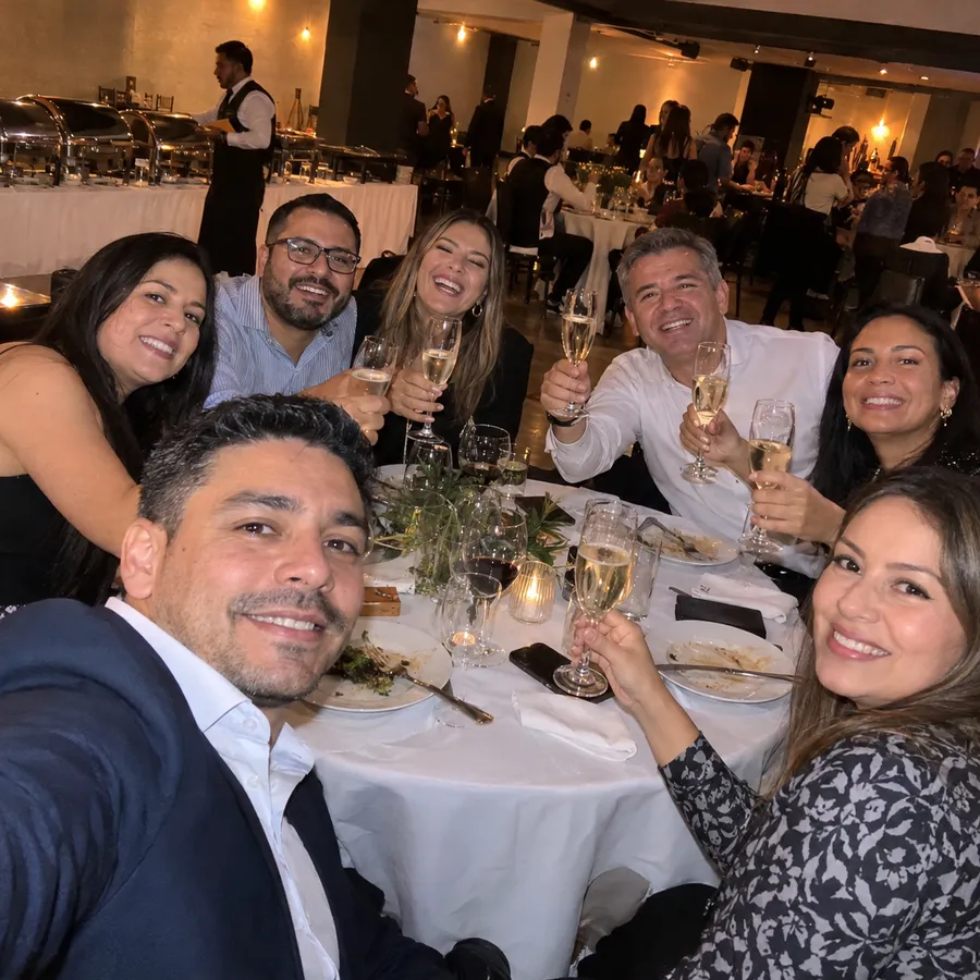 Compañeros de trabajo brindando en la cena de fin de año de su empresa en Bogotá